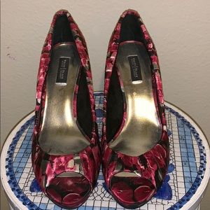 White House Black Market satin rose print pumps 9M